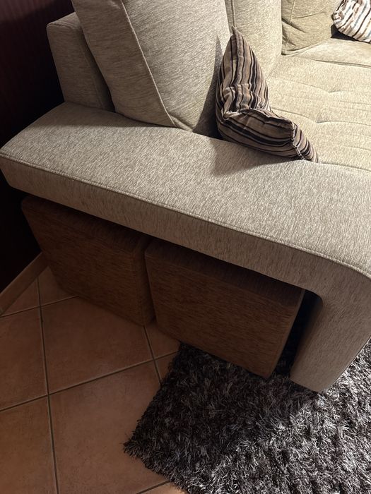 Sofá de sala grande com chaise longue e 4 bancos