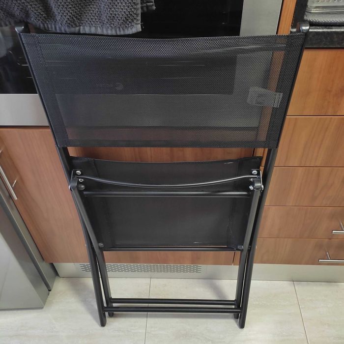 Mesa muito robusta, de fechar, com 2 cadeiras