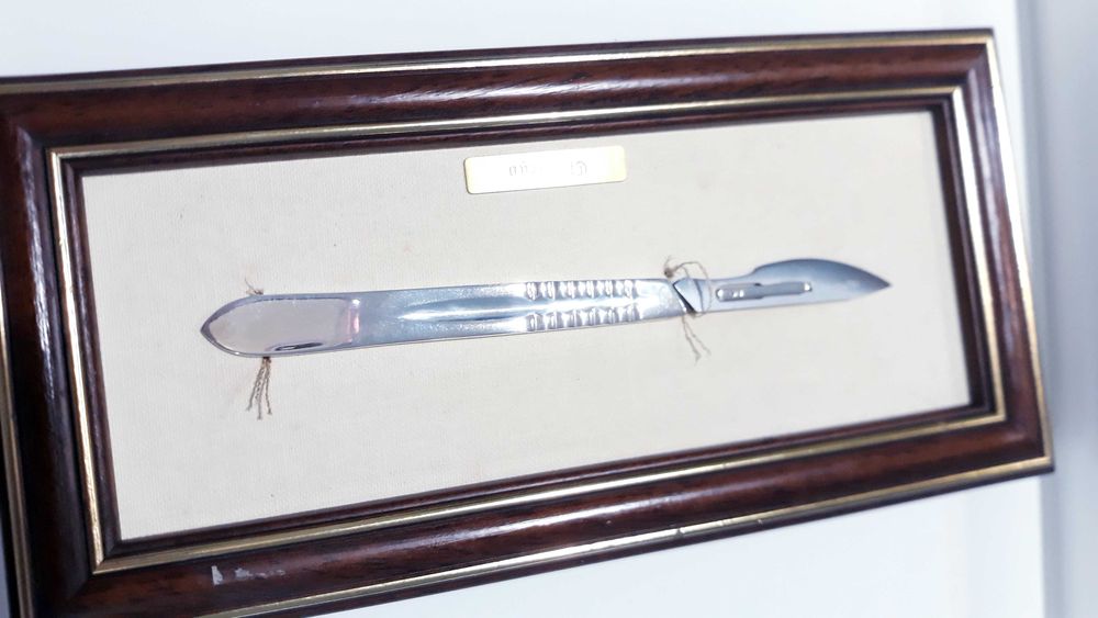 Bisturi com cabo em Prata