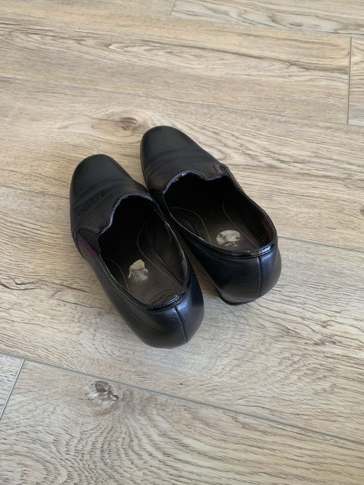 Czarne skórzane buty na koturnie wsuwane rozmiar 37 Circa