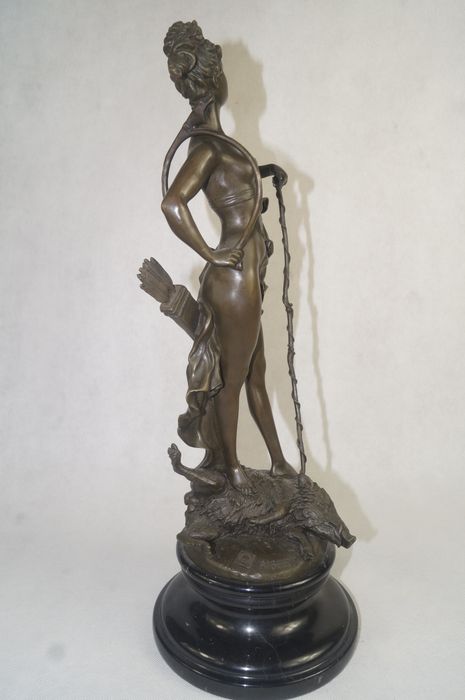 Rzeźba z brązu Diana (Artemida), bogini łowów, Albert