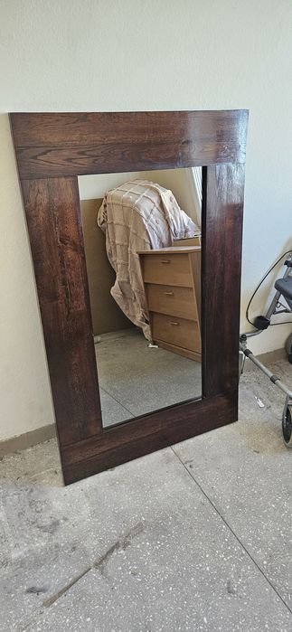 Lustro w drewnianej ramie