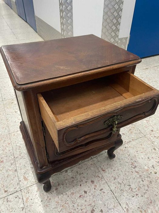 2 mesas de cabeceira antigas