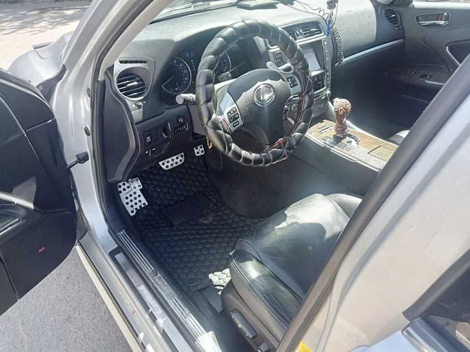 Lexus is 250 AWD 2011г.в.