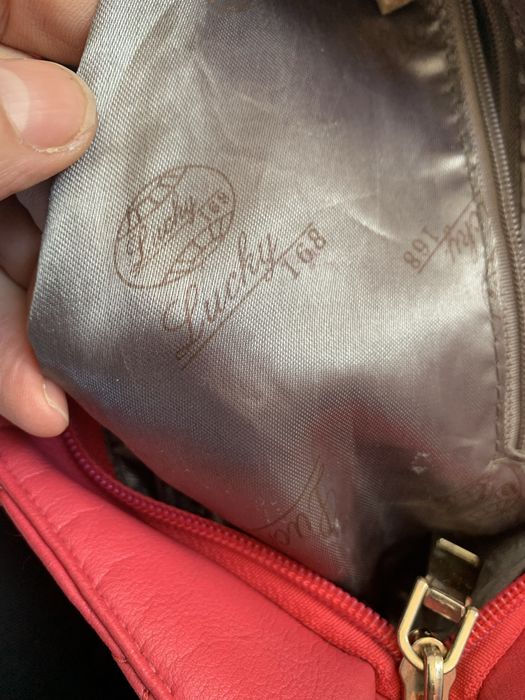 Czerwona torebeczka dla dziewczyny z pazurem