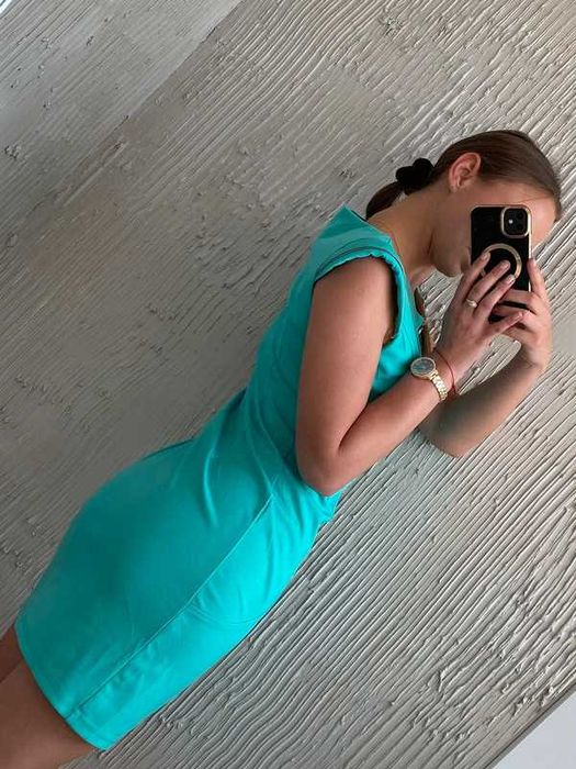 Sukienka ołówkowa zapinana na zamek z poduszkami na ramionach