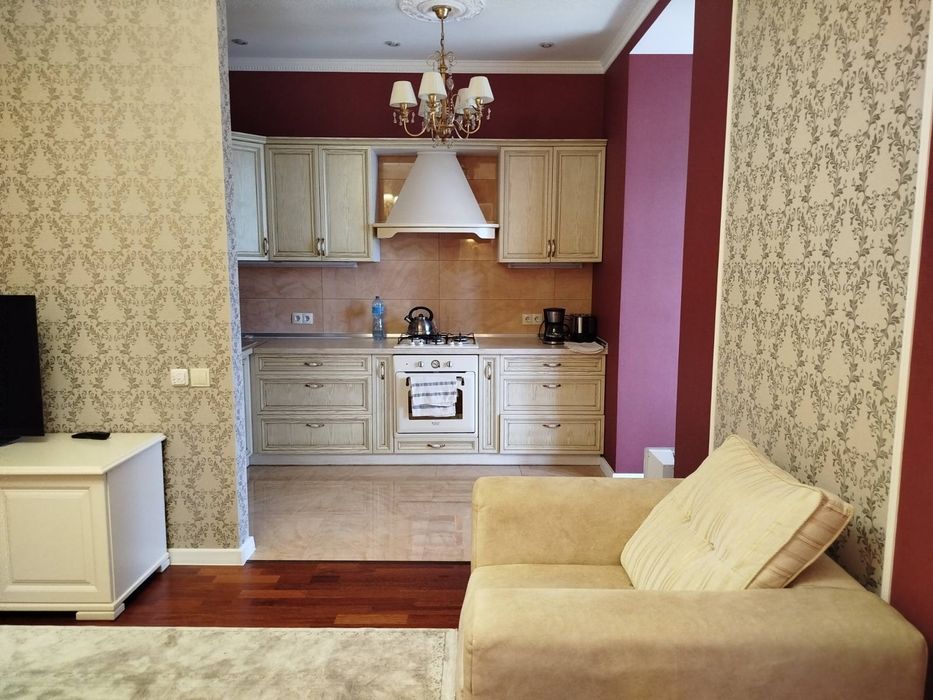 ! Горяча пропозиція для Вас ! !! ЦЕНТР 2 х кімнатна  квартира сталінка