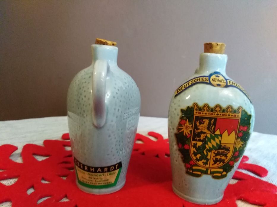Zabytkowe karafki kamionkowe