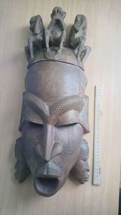 Маска. З дерева, велика,