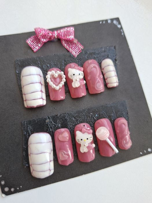 Накладные ногти РУЧНАЯ РАБОТА + клей . ЦЕНА символическая !

Р