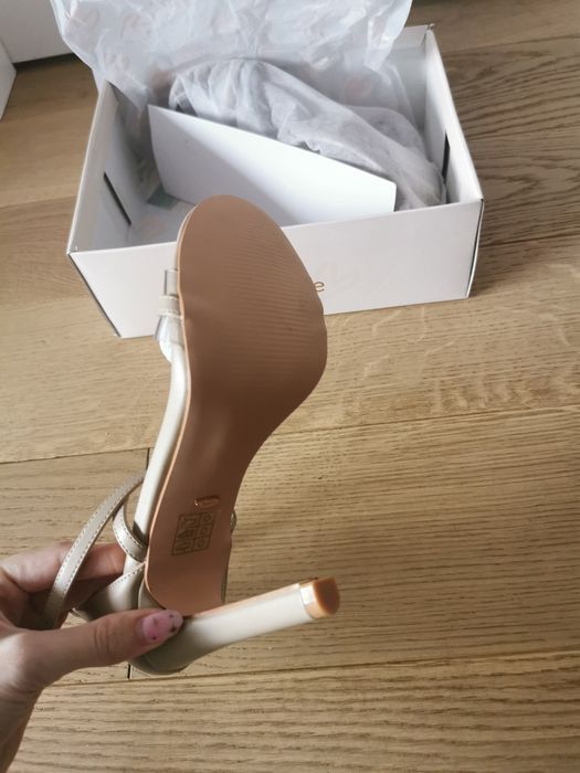 Beżowe sandałki na szpilce