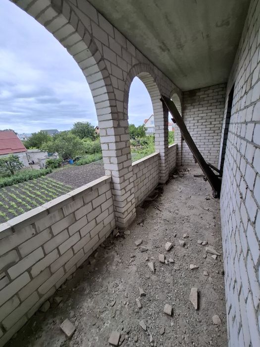 Двухэтажный дом с монсардой и гаражем внутри