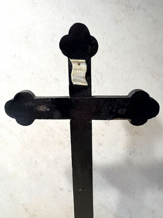 Antigo crucifixo em madeira ebonizada e placa “INRI” esculpida - Sec. XIX