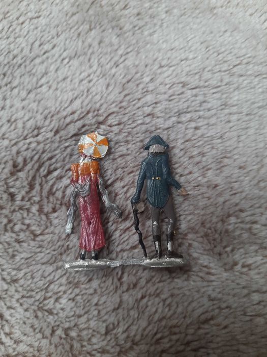 Dwie stare figurki z cyny.stan bdb. Sygnatura.