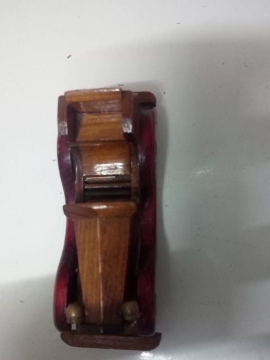 Miniatura de Carro em Madeira