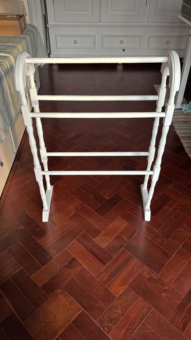 Toalheiro de chão de madeira maciça.