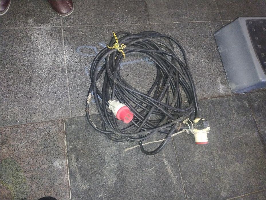 Cabo elétrico trifásico