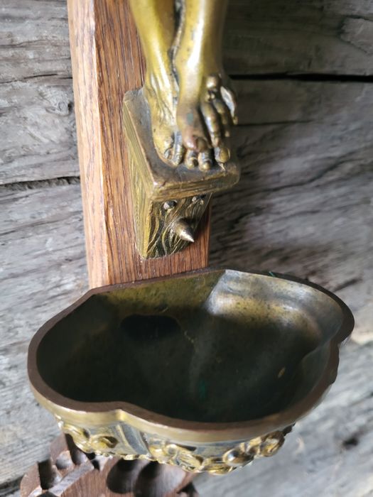 Rzeźbiony drewniany krzyż neogotycki kropielnica do kościoła