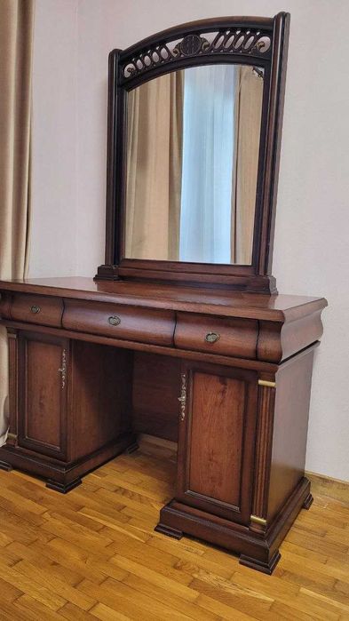 Трюмо з дзеркалом