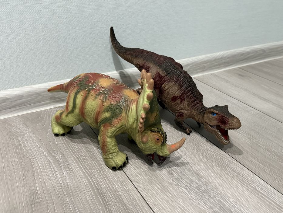 Великі фігурки динозаврів