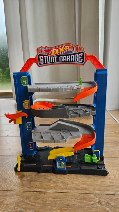 Hot wheels stunt garage garaz kaskaderski