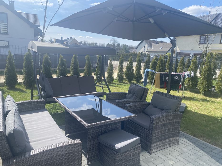 Meble ogrodowe z huśtawką i parasolem