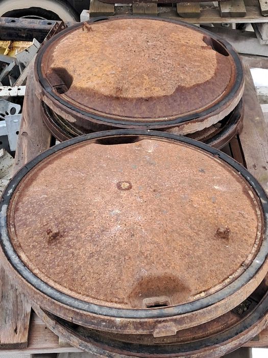 Właz żeliwny okrągły  fi 70 cm - dostępne  szt.3