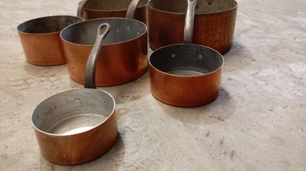 PPanelas antigas banhadas a cobre