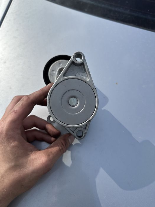 Натяжний механізм ремня генератора