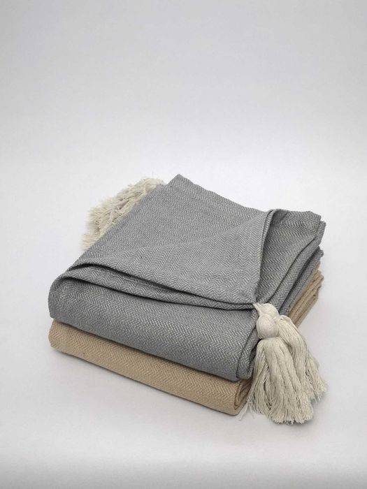 Narzuta na fotel 70×160 beżowa skandynawska w jodełkę chwosty ecru