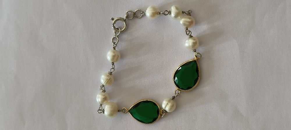 Pulseira em prata pérolas com pedra verde