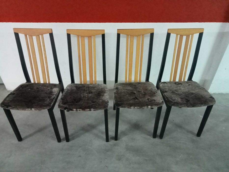 Conjunto de 4 cadeiras com assento em tecido, em bom estado