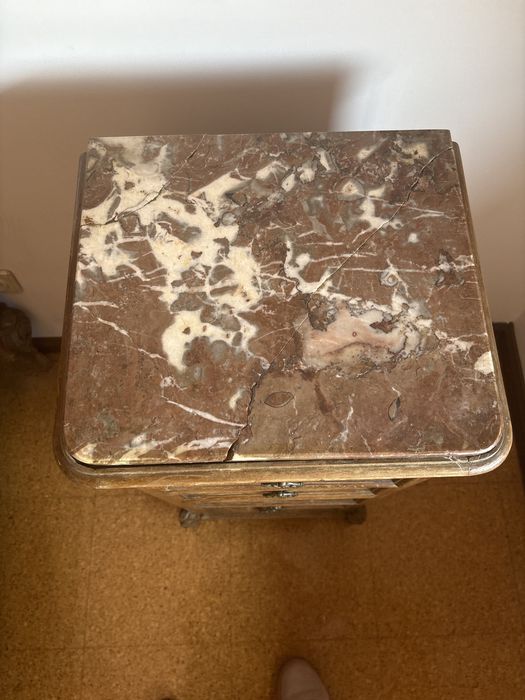 mesa de cabeceira/cómoda em madeira maciça com tampo em mármore