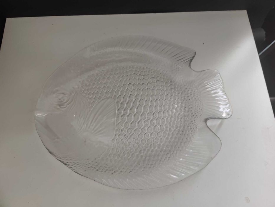 prato de vidro em forma de peixe