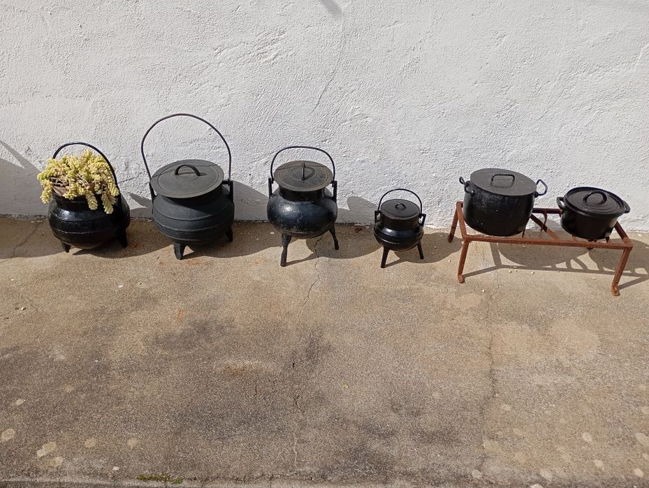 Panelas antigas e tacho em ferro fundido para  decoração