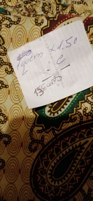 Restos de tecidos africanos e outros.