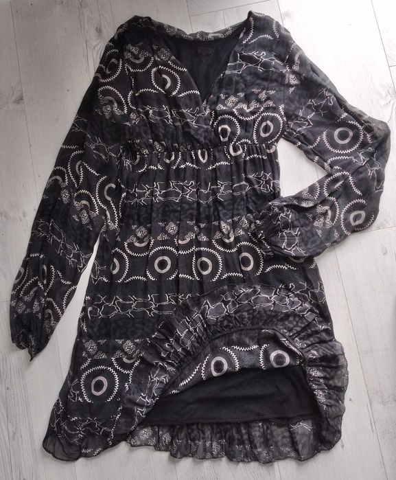 Sukienka czarna we wzory