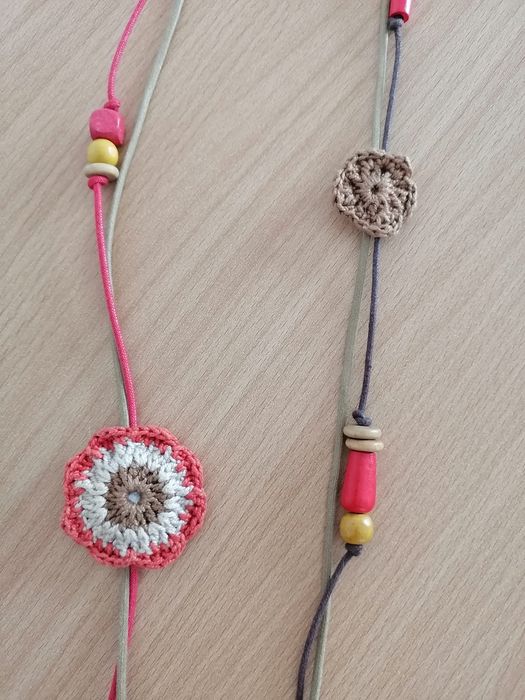 Colar artesanal com flores em renda