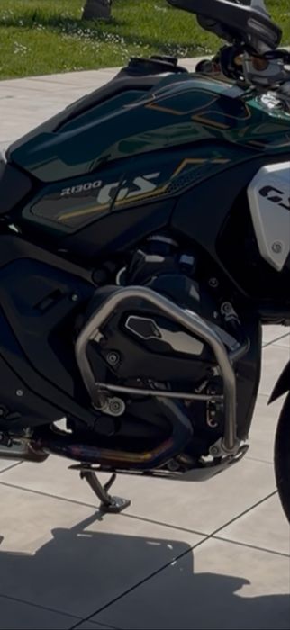 Bmw 1300 com tudo em termos de extras com revisao feita na mototrofa no mes passado e ja tem a revisao para o ano paga
