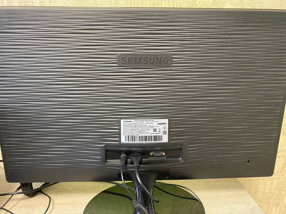 Монитор 24" Samsung S24D300H FullHD (HDMI, VGA) + новый кабель