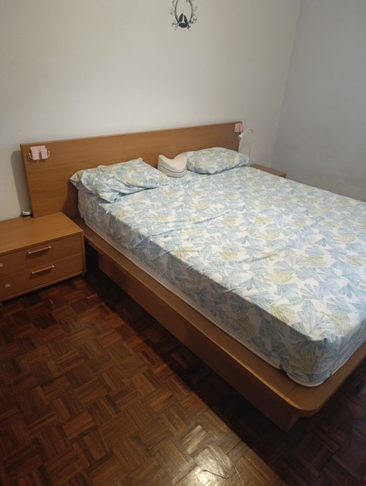 Cama de Casal em Madeira Maciça c/ Sommier Elevatório (Baú) + 2 Mesas de Cabeceira + Colchão