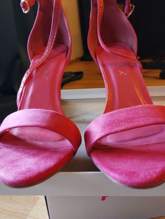 Szpilki fuksja rozm.38.
Coco Perla Paris