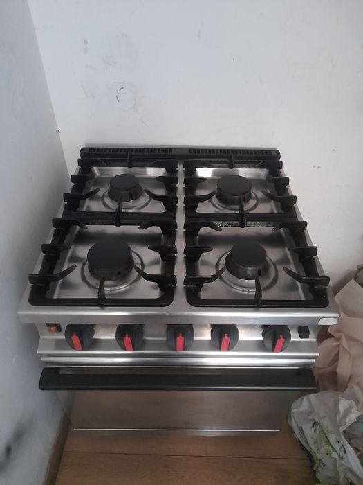 fogão industrial Angelo Po  de 4 queimadores com forno  ventilado  
Funciona a gás natural