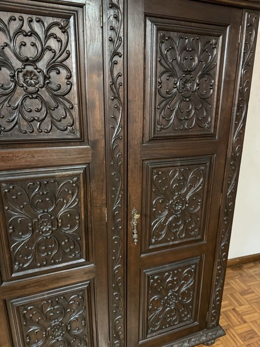 Roupeiro em talha manual - desenho  “flor de liz”