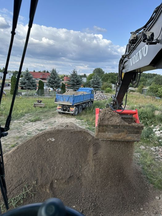 Ziemia ogrodnicza. Przesiewanie ziemi.