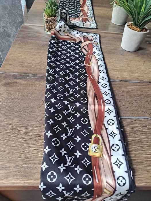 Chusta apaszka w stylu Louis Vuitton Monogram 90 × 90 cm – jedwab