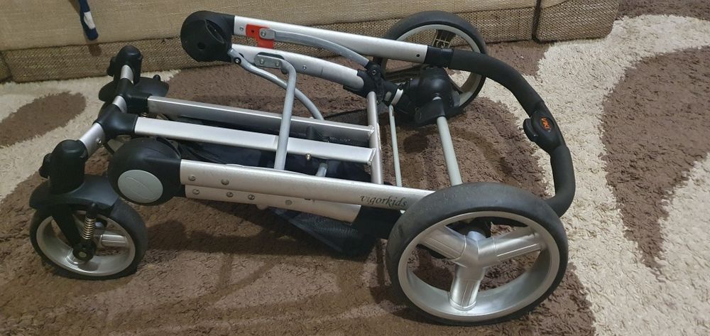 Дитяча коляска два в одному.