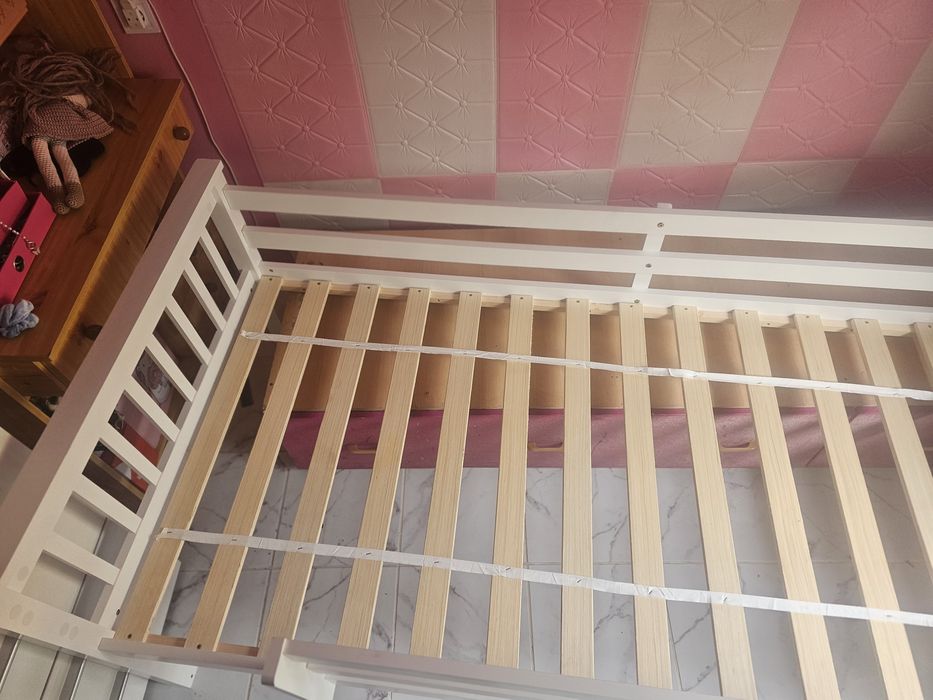 Cama de madeira branca NOVA
