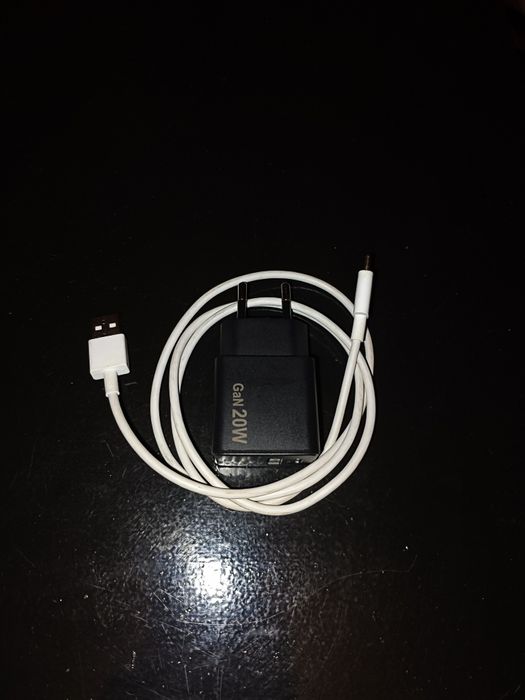 ladowarka z kablem 20Wat nowa