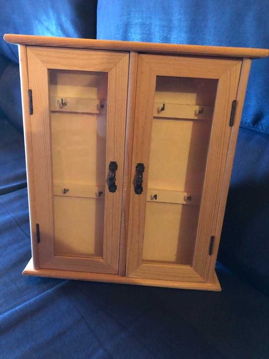 Pequeno chaveiro em madeira, como novo